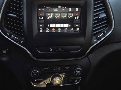 Used 2020 Jeep Cherokee Latitude Plus image 17