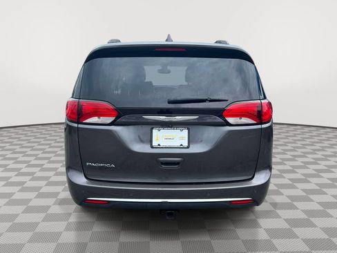 Used 2017 Chrysler Pacifica Touring-L FWD image 5