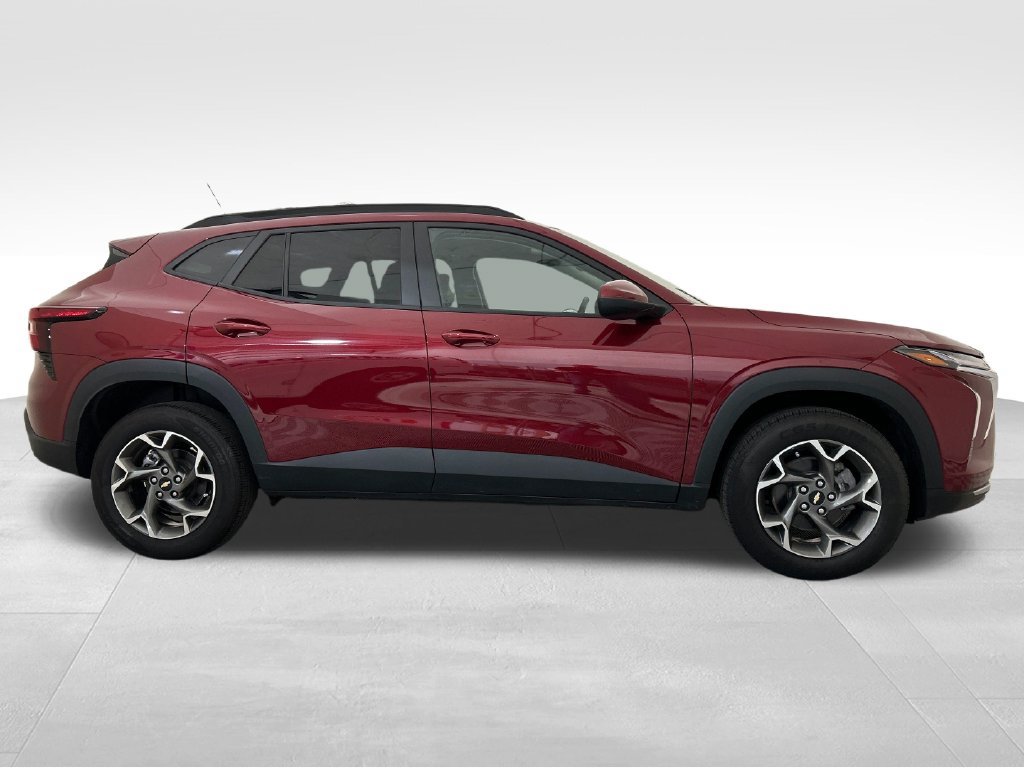 Used 2025 Chevrolet Trax LT FWD image 6