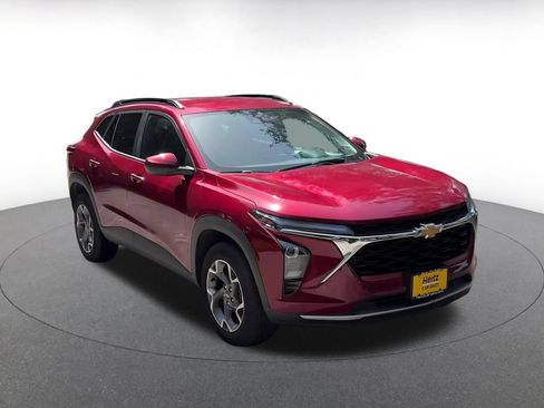 Used 2025 Chevrolet Trax LT w/ LT Convenience Package FWD image 3
