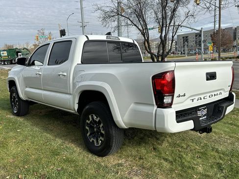 Used 2022 Toyota Tacoma SR AWD/4WD image 9