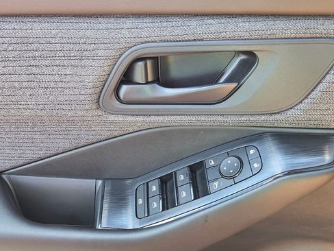 Used 2023 Nissan Rogue S FWD image 25