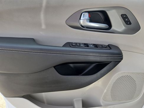 Used 2024 Chrysler Pacifica Touring-L image 15