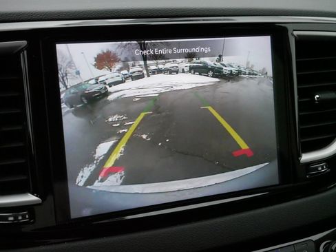 Used 2024 Chrysler Pacifica Touring-L image 31