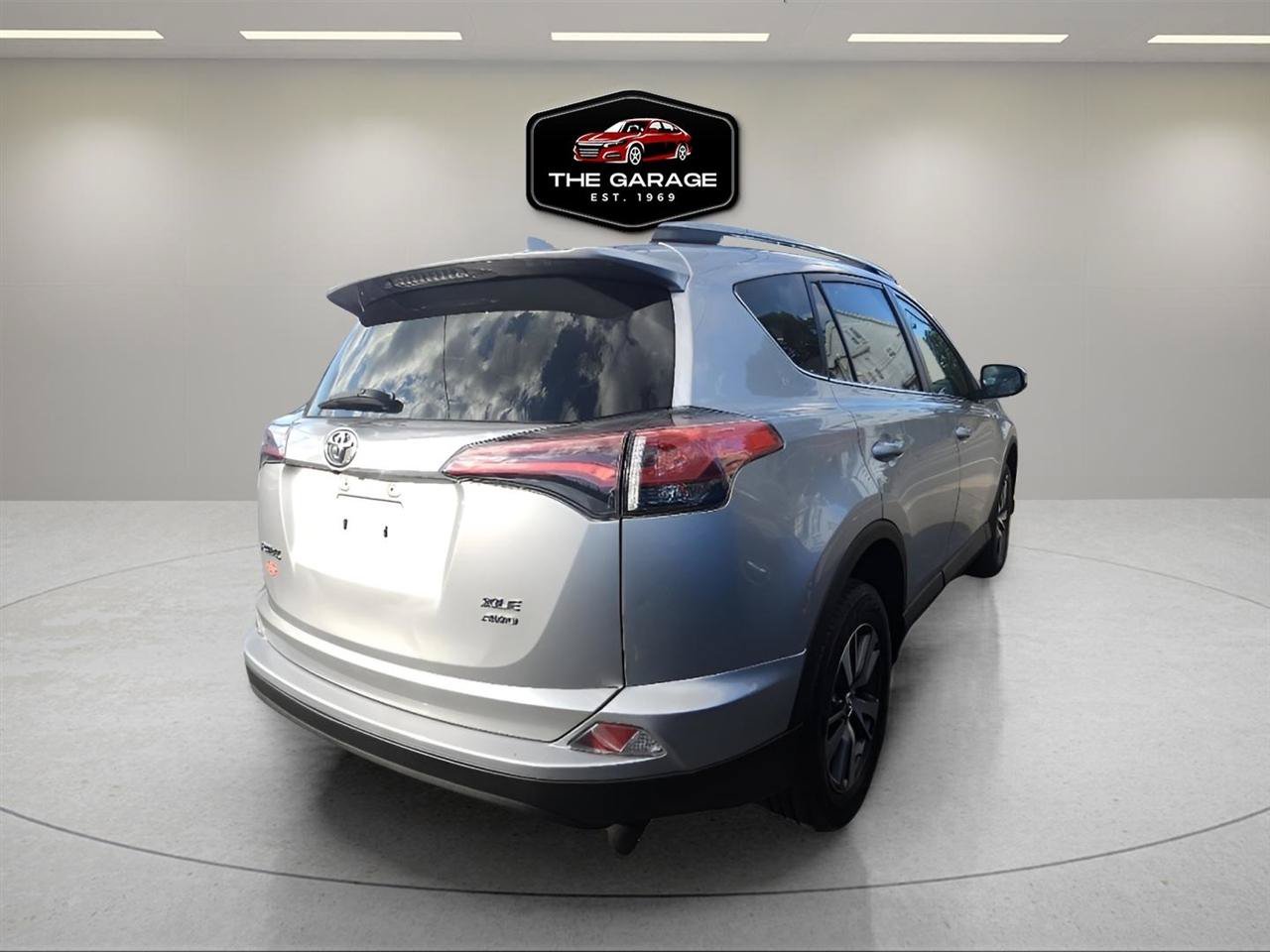 Used 2018 Toyota RAV4 XLE AWD/4WD image 6