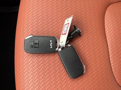 Certified 2024 Kia Carnival SX Prestige image 33