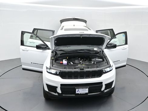 New 2025 Jeep Grand Cherokee L Altitude image 30