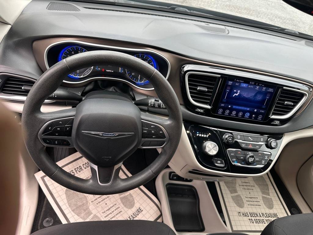 Used 2017 Chrysler Pacifica Touring Plus w/ Tire & Wheel Group FWD image 26
