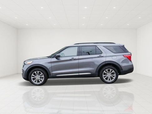 Certified 2023 Ford Explorer XLT w/ Equipment Group 202A AWD/4WD image 5