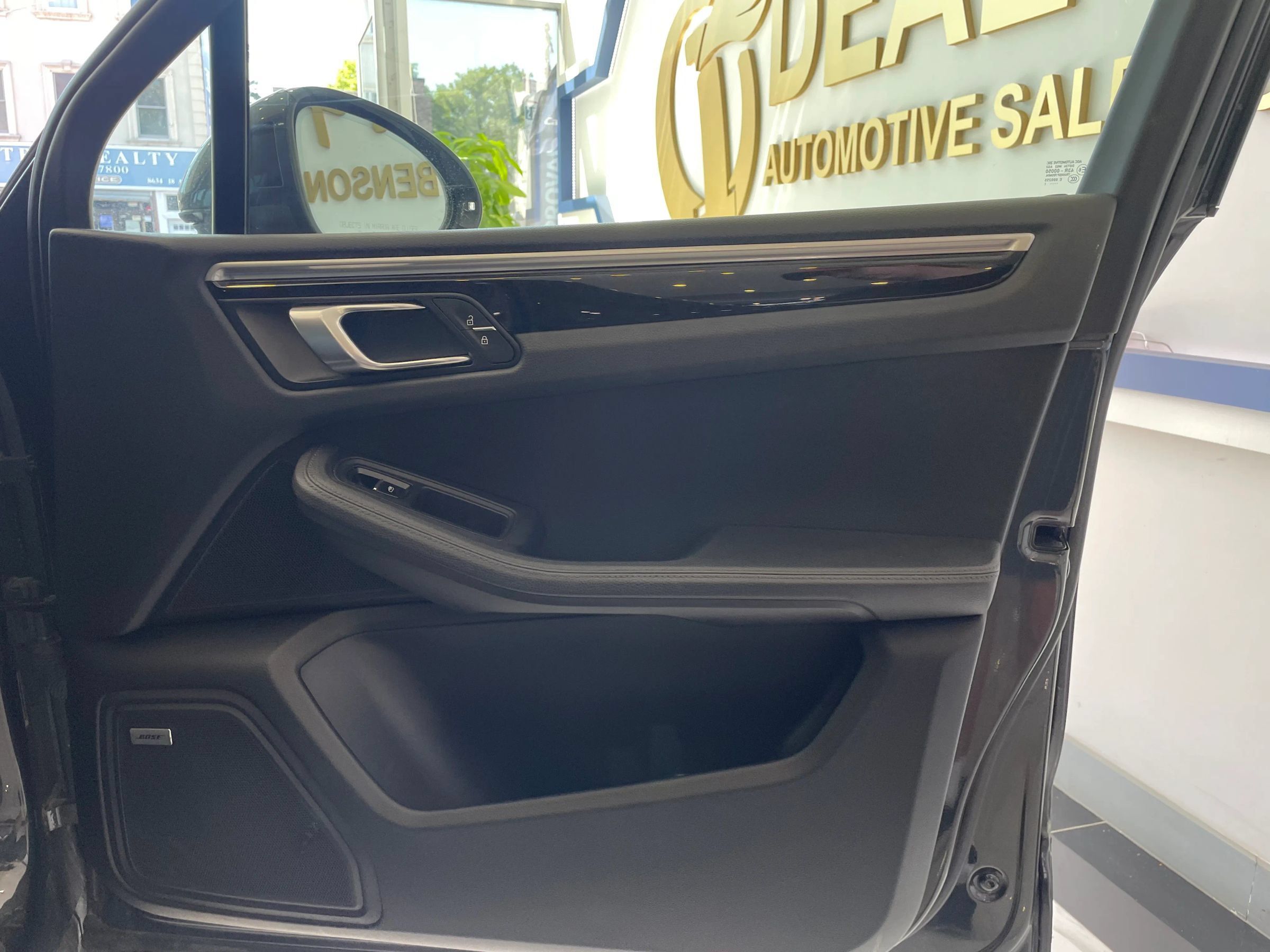 Used 2021 Porsche Macan AWD/4WD image 25