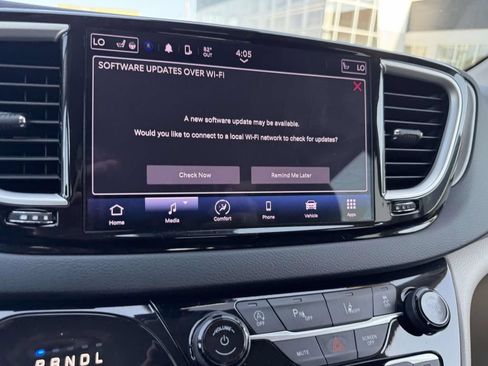 Used 2023 Chrysler Pacifica Touring-L FWD image 28
