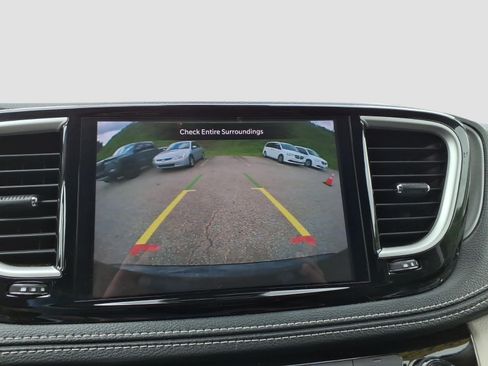 Used 2024 Chrysler Pacifica Limited FWD image 18