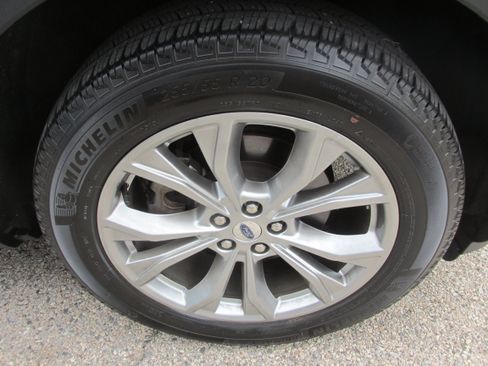 Used 2023 Ford Explorer XLT w/ Equipment Group 202A AWD/4WD image 14