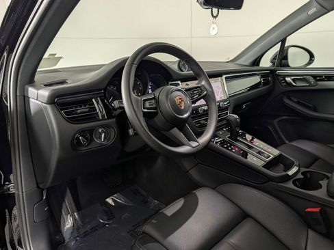 Certified 2025 Porsche Macan 2.0T image 4