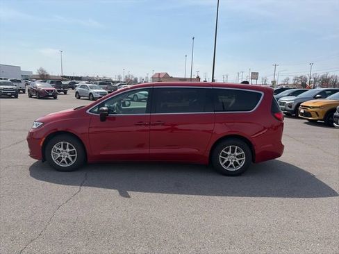 Used 2024 Chrysler Pacifica Touring-L image 3