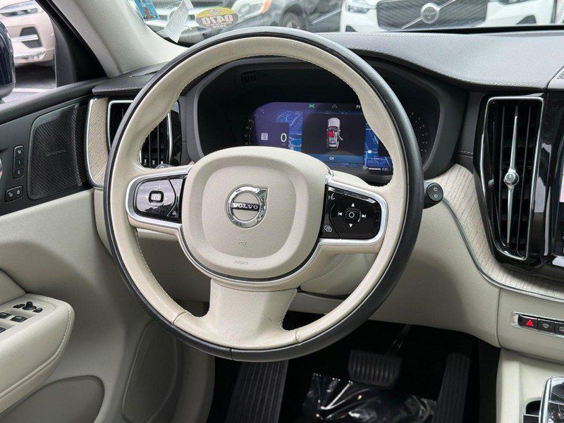 Used 2022 Volvo XC60 B5 Inscription w/ Advanced Package FWD image 13