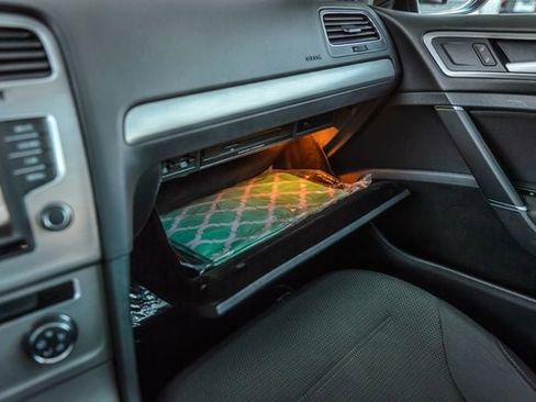 Used 2016 Volkswagen Golf S image 31