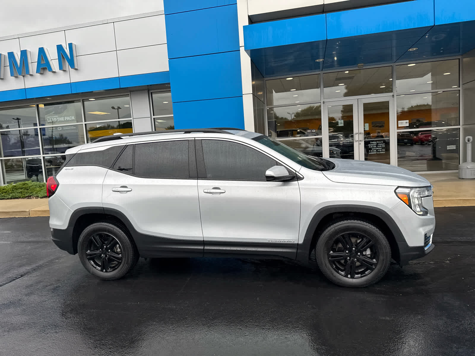 Certified 2022 GMC Terrain SLE w/ Driver Convenience Package AWD/4WD image 2