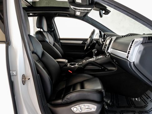 Used 2015 Porsche Cayenne Turbo w/ Premium Plus Package image 30