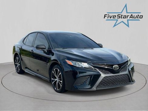 Used 2018 Toyota Camry SE FWD image 1