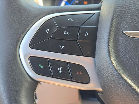 Used 2023 Chrysler Pacifica Touring-L image 30