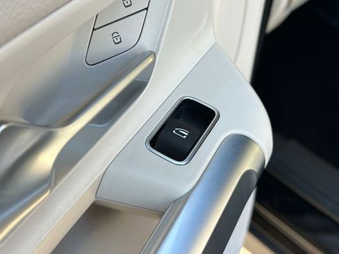 Used 2023 Mercedes-Benz GLB 250 4MATIC w/ Premium Package image 25