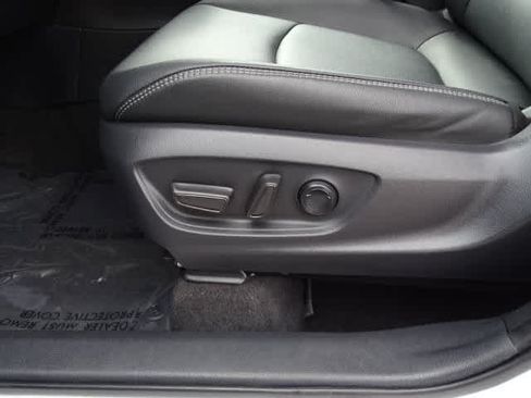 Used 2025 Toyota Corolla Cross XLE FWD image 16