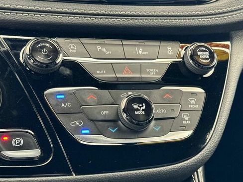 Certified 2025 Chrysler Pacifica Limited FWD image 19