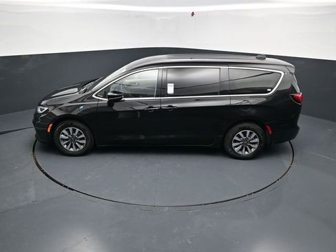 Used 2024 Chrysler Pacifica Limited FWD image 49