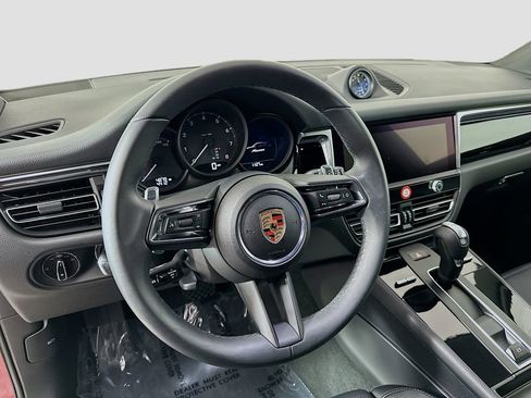 Certified 2025 Porsche Macan image 12