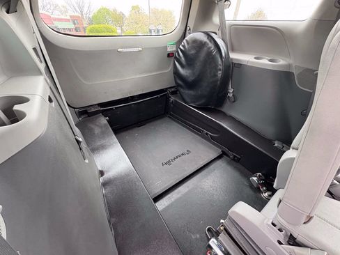 Used 2017 Toyota Sienna L FWD image 22