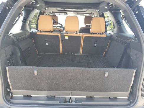 Used 2019 Land Rover Discovery HSE image 11