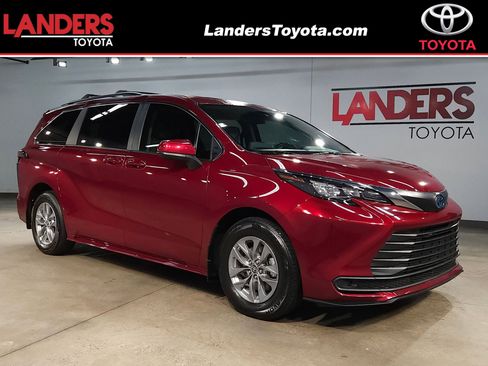 Used 2024 Toyota Sienna LE image 1