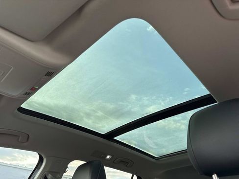 Used 2023 Volkswagen Tiguan SE w/ Panoramic Sunroof Package FWD image 19