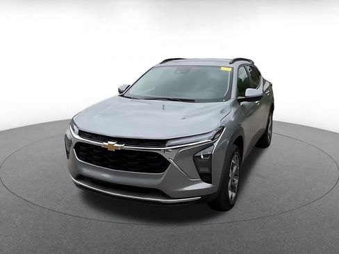 Used 2025 Chevrolet Trax LT FWD image 7