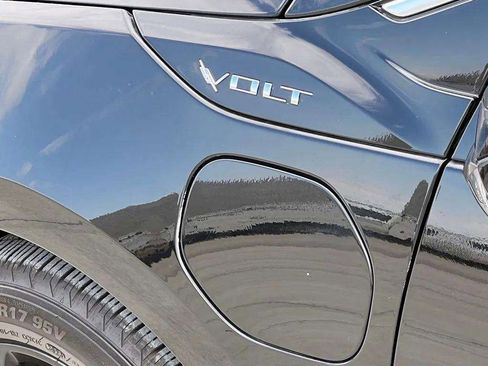 Used 2017 Chevrolet Volt Premier w/ Driver Confidence II Package FWD image 8