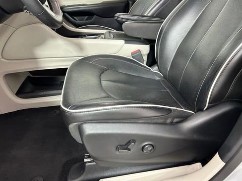 Used 2022 Chrysler Pacifica Limited FWD image 21