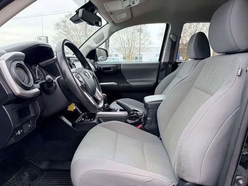 Certified 2018 Toyota Tacoma SR5 image 19