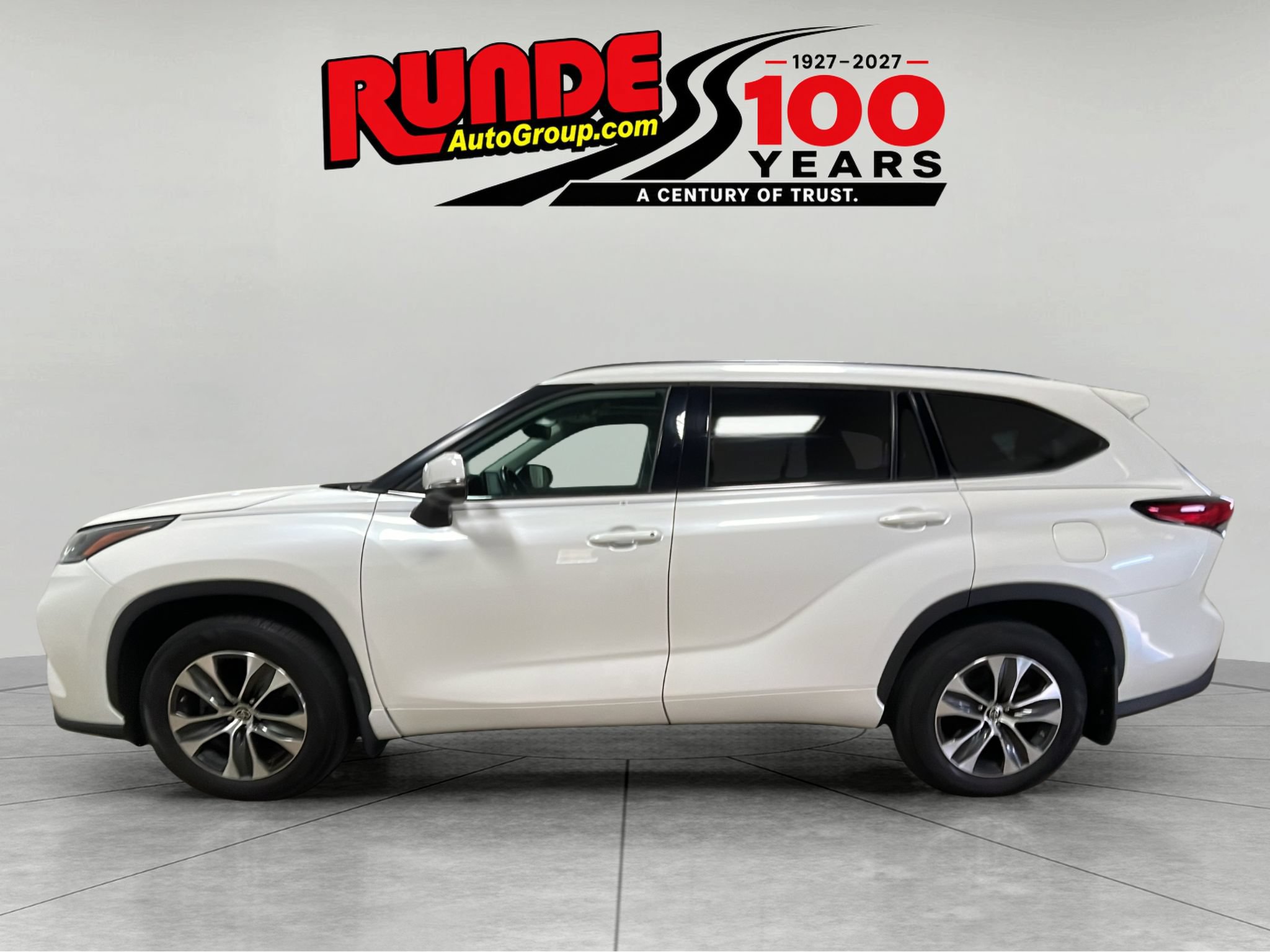 Used 2021 Toyota Highlander XLE AWD/4WD image 2