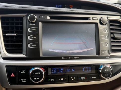 Used 2019 Toyota Highlander XLE w/ Carpet Mat Package (TMS) AWD/4WD image 26