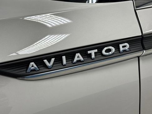 Used 2023 Lincoln Aviator AWD w/ Premium Package image 40