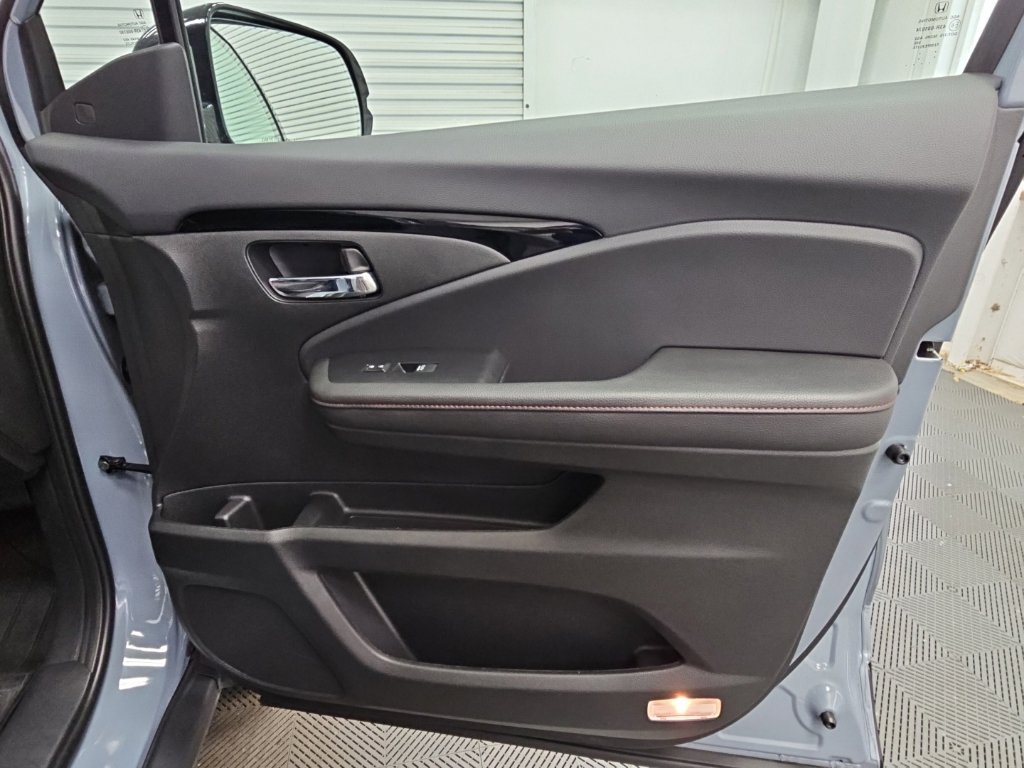 Used 2025 Honda Ridgeline Black Edition image 44