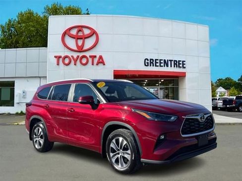 Certified 2024 Toyota Highlander XLE image 1