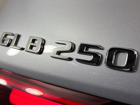 Used 2025 Mercedes-Benz GLB 250 image 8