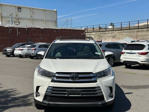Certified 2019 Toyota Highlander Limited Platinum AWD/4WD image 2