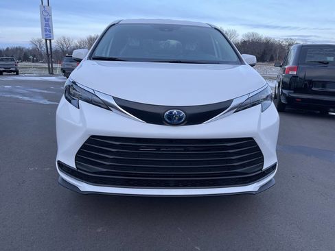 Used 2025 Toyota Sienna LE image 7