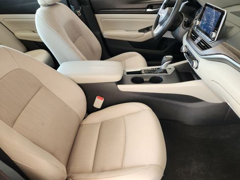 Used 2025 Nissan Altima 2.5 SV FWD image 14