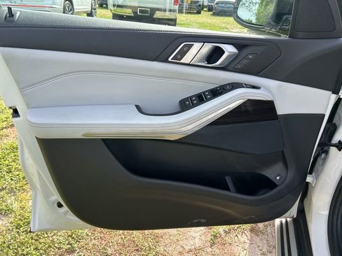 Used 2023 BMW X5 xDrive45e image 11