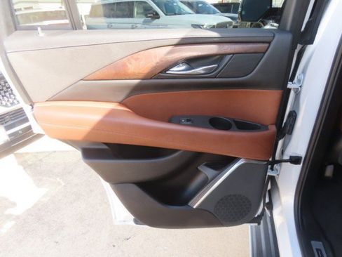 Used 2017 Cadillac Escalade Luxury AWD/4WD image 18
