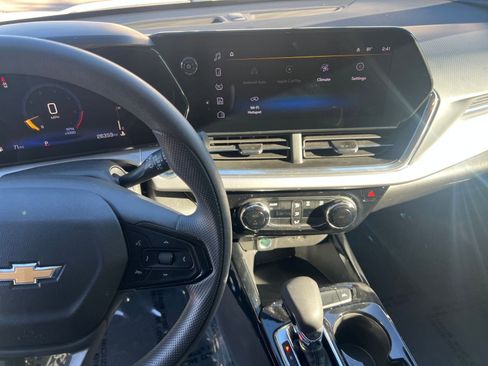 Used 2025 Chevrolet Trax LT image 21